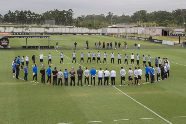 Jogadores do Corinthians respeitaram minuto de silncio no CT Joaquim Grava