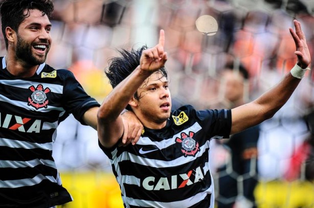 Romero comemorando um dos gols do Corinthians contra o So Paulo no 6 a 1