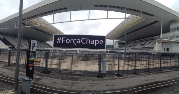 Telo da Arena Corinthians exibe mensagem sobre tragdia com a Chapecoense