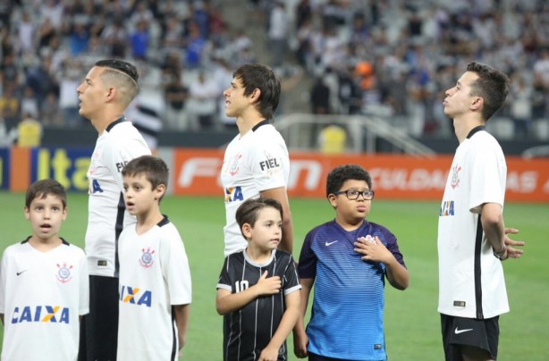 Torcedor entrou no gramado com jogadores do Corinthians
