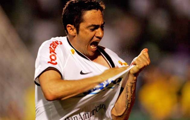 Chicão comemorando um de seus 42 com a camisa do Corinthians