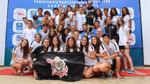 Equipe de natao infantil do Corinthians fatura ltimo campeonato nacional do ano