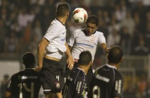 Paulinho fez gol que eliminou o Vasco em 2012 e aumentou o tabu que dura at hoje