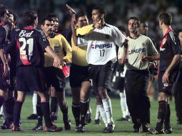 Roger foi expulso durante a eliminação do Corinthians na Libertadores de 2003
