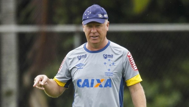 Cruzeiro de Mano Menezes enfrenta Corinthians neste domingo