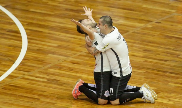 Vander abraa Deives, campees da Liga Nacional pelo Corinthians/UNIP