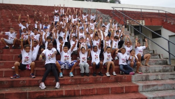 Ação proporciona 'dia de Corinthians' às crianças
