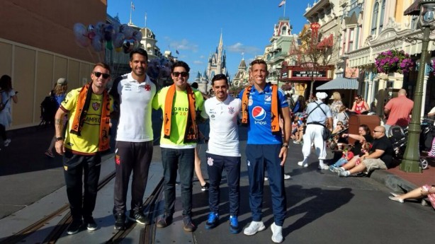 Atletas participaram da Parada da Disney ao lado do ator global Bruno de Luca