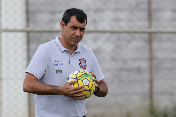 Carille comea temporada no comando do Corinthians