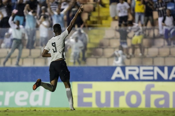 Carlinhos j anotou dez gols em apenas sete jogos na Copinha