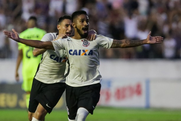 Carlinhos comemorando o primeiro gol do Corinthians