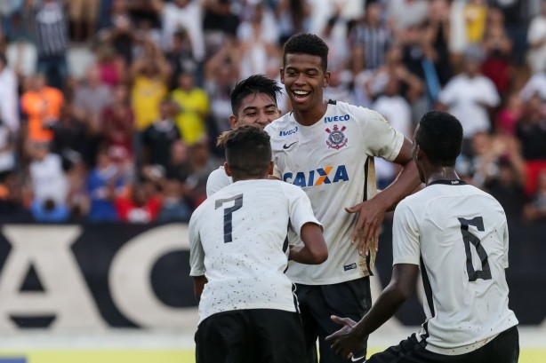 Carlinhos  artilheiro isolado da Copinha com oito gols em cinco jogos