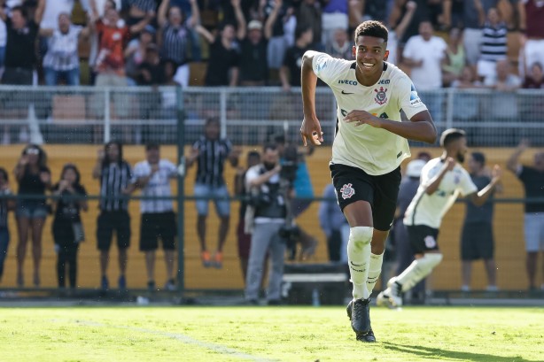 Carlinhos marcou o primeiro gol do Corinthians na deciso