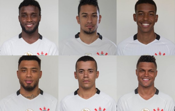 Carlinhos (terceiro da linha superior) integra relao de jogadores no site do Corinthians
