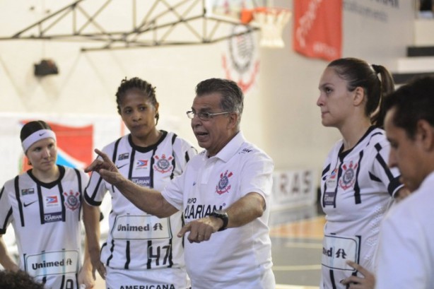 Corinthians do tcnico Antnio Carlos Vendramini entra em quadra nesta sexta