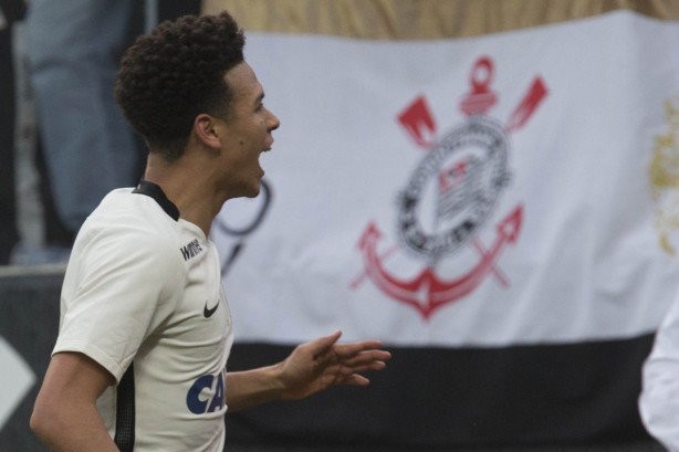 Corinthians tem apenas dois pontos de diferena do Palmeiras