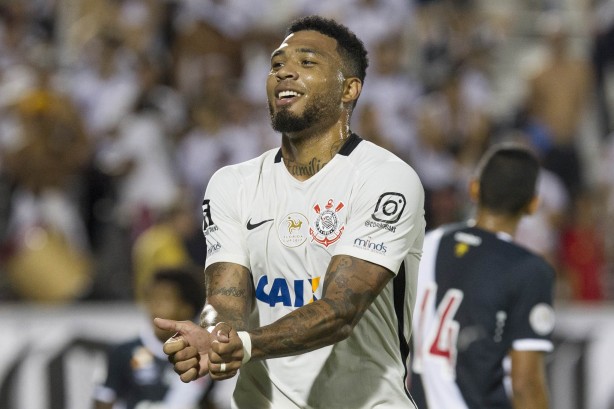 Estreando no Corinthians, Kazim marcou o terceiro na goleada de 4 a 1 sobre o Vasco