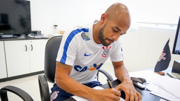 Fellipe assinou contrato com o Corinthians neste sbado