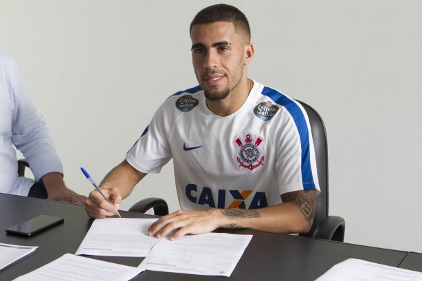 Gabriel assinou contrato com o Corinthians nesta sexta-feira