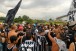 Torcida protesta no CT do Corinthians durante reapresenta��o; veja faixas e c�nticos