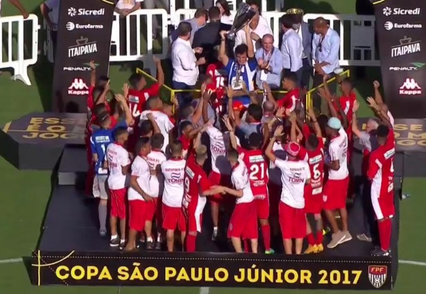 Jogadores do Batatais comemoram muito o vice-campeonato da Copinha