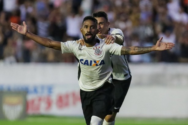 Marquinhos comemora segundo gol do Corinthians contra o Coritiba