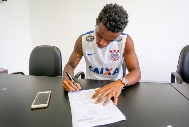 Paulo Roberto tambm assinou contrato com o Corinthians