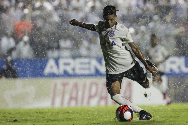 Pedrinho fez o primeiro gol do Corinthians contra o Flamengo