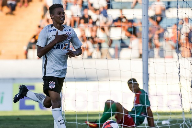 Pedrinho marcou um dos gols do Corinthians sobre o Pinheiro