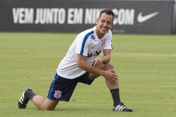 Rodriguinho voltou ao Corinthians com dores no joelho