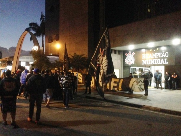 Torcida do Corinthians far nova manifestao contra diretoria nesta segunda