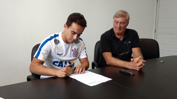 Ao lado do diretor Flvio Adauto, Jadson oficializou retorno ao Corinthians