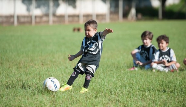 Corinthiano, menino com doena rara chama ateno por habilidade no futebol