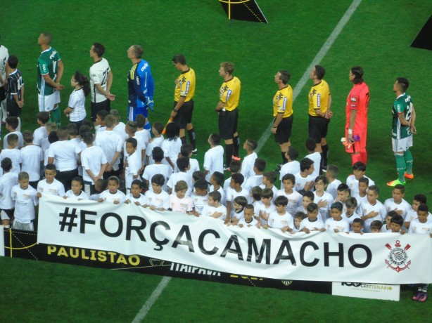 Corinthians entrou em campo com uma faixa mostrando apoio a dor de Camacho