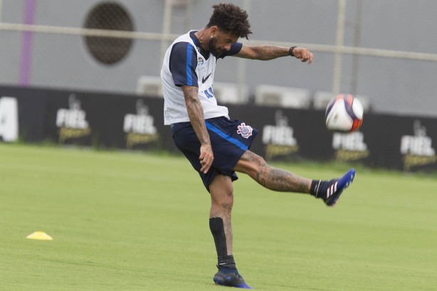 Cristian conta com forte concorrência no Corinthians