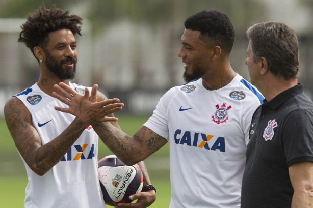 Cristian esclarece sua situação com o Corinthians e não descarta saída do clube
