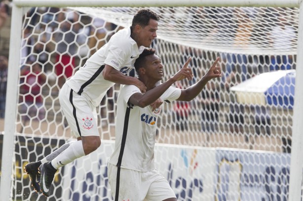  dele! J marca na estreia oficial do Corinthians em 2017