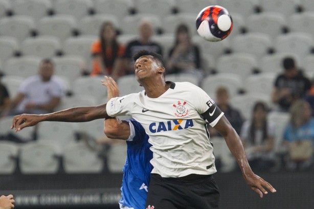 Jô durante jogo entre Corinthians e Santo André
