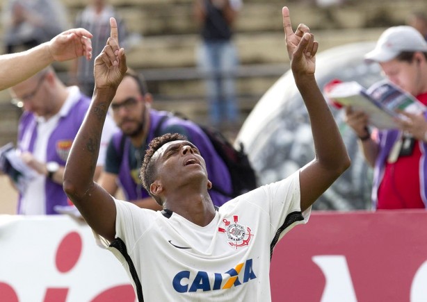 Jô marcou o gol da vitória do Timão sobre o São Bento, no último sábado