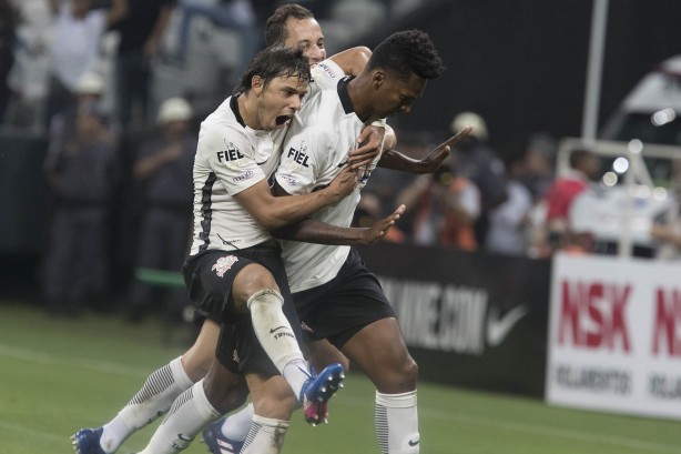 Jogadores do Corinthians comemorando gol da vitória contra o Palmeiras