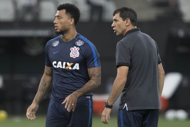 Kazim ganhará lugar de Jô no ataque do Corinthians contra o Palmeiras