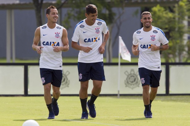 Marciel (ao centro) ganhar novo contrato no Corinthians