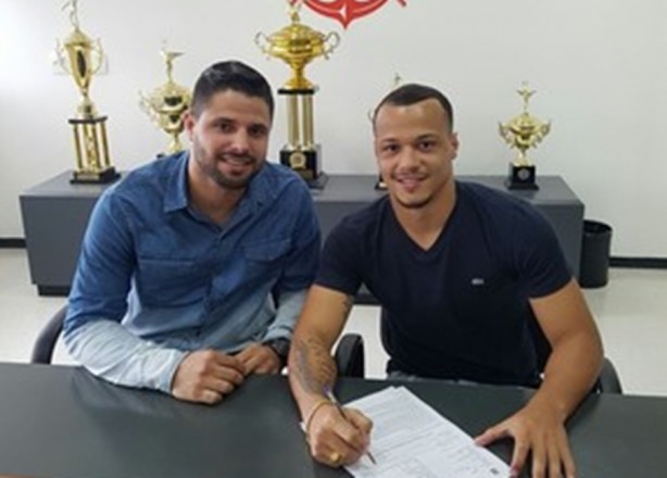 Natan assinou contrato nesta tera-feira com o Corinthians