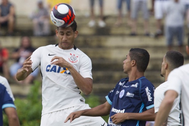 Pablo afastando a bola da zaga do Corinthians