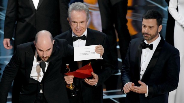 Premiação do Oscar teve erro na entrega da estatueta de 'Melhor Filme'
