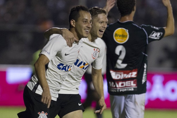 Rodriguinho e Marlone comemorando o gol da vitria do Corinthians