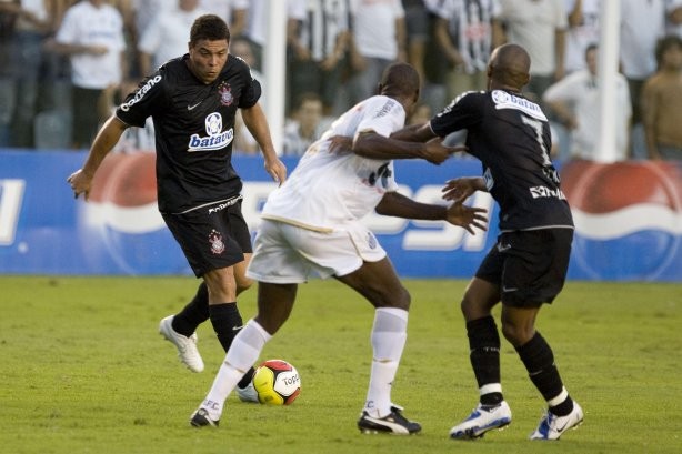 Ronaldo chuta por cobertura e marca seu segundo gol no jogo, o terceiro do Corinthians