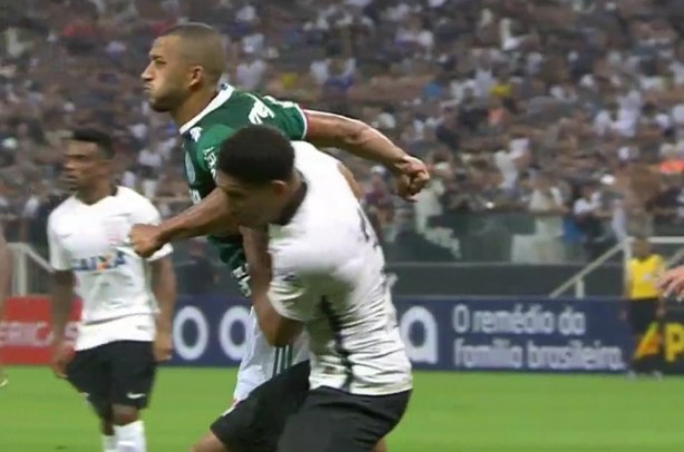 Victor Hugo, do Palmeiras, deu uma cotovelada no rosto de Pablo, do Corinthians