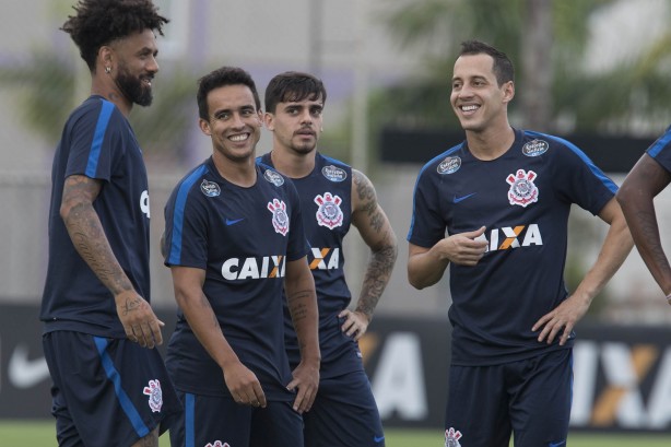 Clima leve - Elenco do Corinthians esbanjou bom humor durante ltimo treino no CT