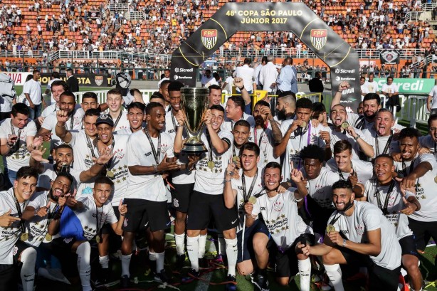 Jogadores do Sub-20 do Corinthians comemoram o décimo título da Copinha em janeiro